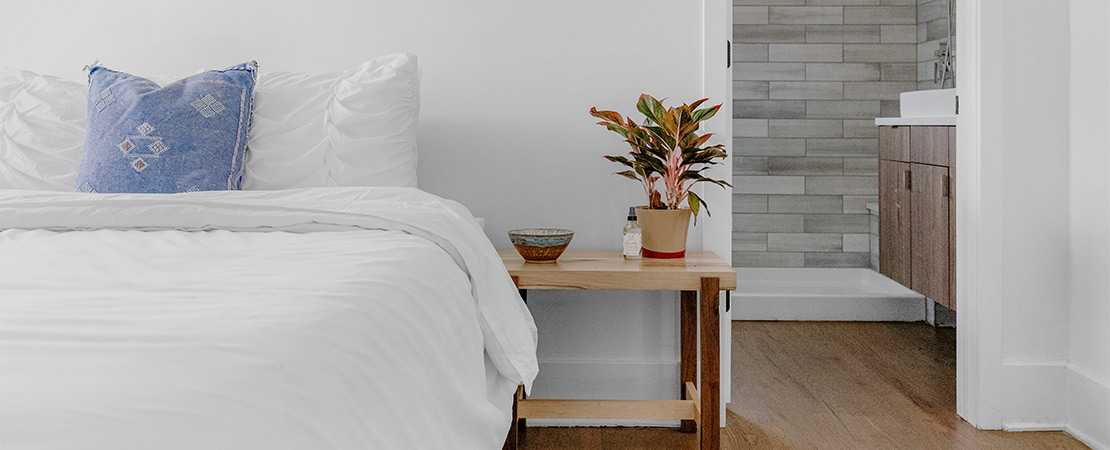 4-ways-a-bedside-pedestal-can-change-your-bedroom